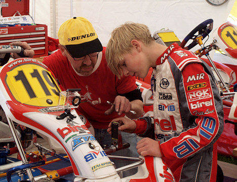 Teamchef og far: Erik Sørensen finjusterer sporingen på karten sammen med Christian Sørensen.